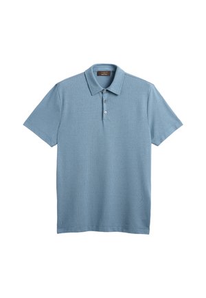 Polo azzurra a maniche corte con tre bottoni e una texture a coste su sfondo bianco.