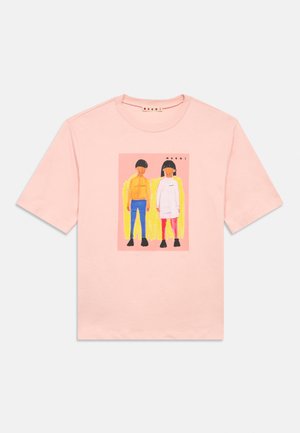Camiseta de algodón rosa claro con un gráfico colorido de dos figuras, una con camiseta amarilla y pantalones azules, la otra con un vestido blanco.