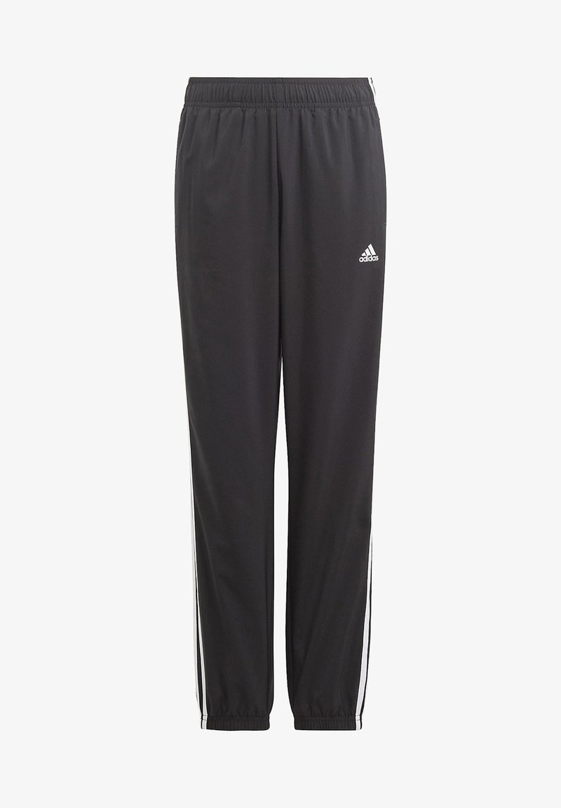 Zwarte sportbroek met een elastische tailleband, witte zijstrepen en een Adidas-logo op het bovenste deel van het linkerbeen, gemaakt van een gladde, lichte stof.