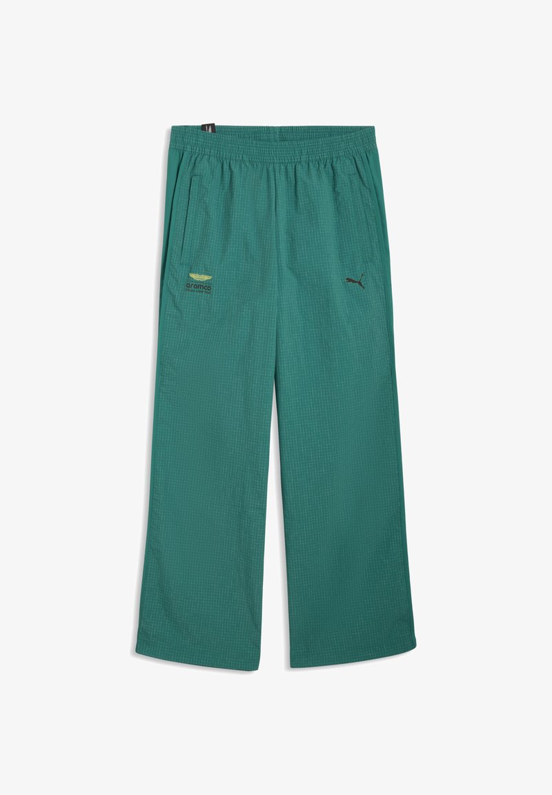 Pantalon fluide couleur sarcelle avec taille élastique, poches latérales, motif en relief à carreaux, logos Aramco et Puma à l'avant.