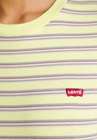 Levi's® THE PERFECT TEE - Lihtne T-särk - yellow