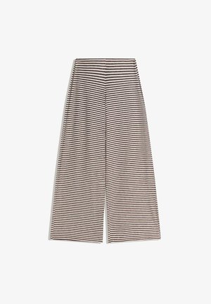 Pantalons larges à rayures noires et blanches avec une taille haute, présentant une texture lisse et une coupe décontractée, parfaits pour une tenue décontractée.