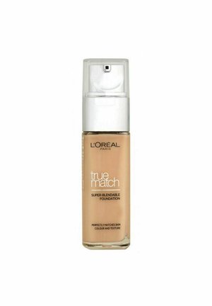 L'Oréal True Match Super-Blendable Foundation i en transparent flaska med pumpsdispensör; ljus beige färg, jämn textur, minimal branding.