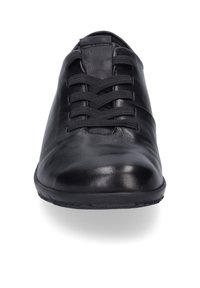 Černá kožená bota s kulatou špičkou, hladkým povrchem a elastickými tkaničkami. Minimalistický design a nízkoprofilová gumová podrážka pro pohodlí.