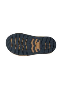 Suola di scarpa gommata marrone e nera con scanalature profonde e logo "BARTEK" al centro su uno sfondo bianco.