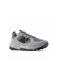 Des chaussures de sport grises avec un dessus en maille et en daim, des accents noirs, une semelle en caoutchouc texturée et un système de laçage pour un maintien sécurisé.