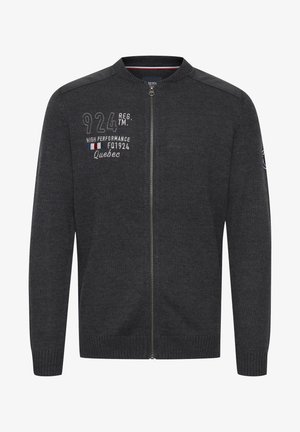 Tummanharmaa vetoketjukiinnitteinen neuletakki, jossa on ribbireunat hihansuissa ja helmassa. Siinä on brodeerattu teksti ja logo rinnassa sekä nahkamainen yksityiskohta olkapäillä.