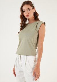 LELA CREW NECK - Top - olive