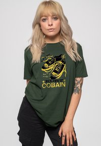 Paradiso Clothing KURT COBAIN SHOES LOGO - Print T-shirt - green