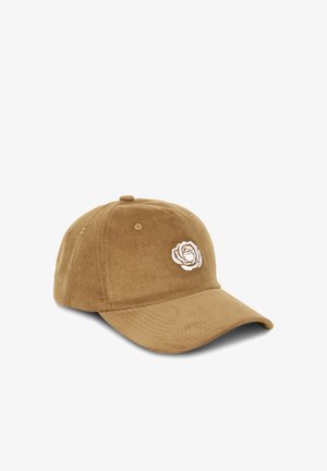 Cappellino da baseball in velluto a coste marrone chiaro con una piccola rosa bianca ricamata sul pannello centrale anteriore su sfondo bianco.