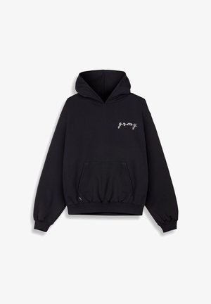 Sudadera negra de algodón, con un bolsillo tipo canguro en la parte frontal, puños acanalados y un logo "grmy" bordado en blanco en el pecho.