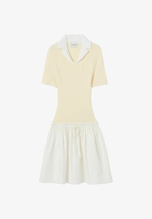 Vestito a maniche corte in maglia color crema con colletto bianco e vita arricciata con coulisse, caratterizzato da una gonna svasata.