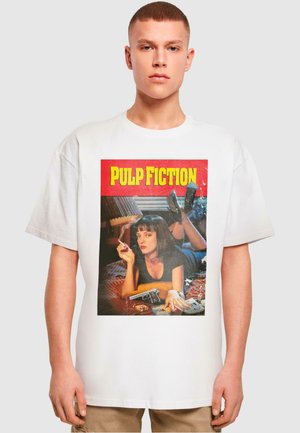 Hvid bomulds T-shirt med et stort grafisk print af en scene fra "Pulp Fiction", med livlige farver og en retro æstetik.