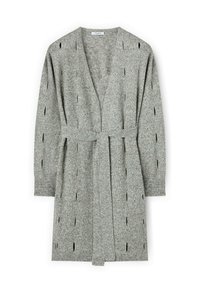 Szary dzianinowy kardigan z dekoltem w kształcie litery V, otwartym przodem, długimi rękawami i paskiem. Posiada pionowe szczeliny w tkaninie oraz ściągacze przy nadgarstkach.