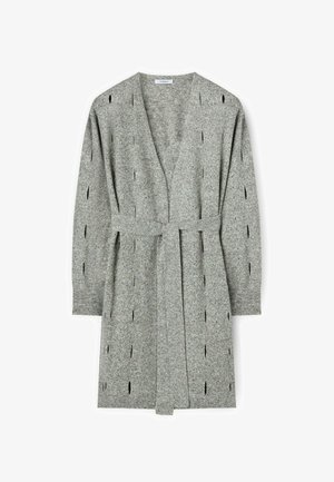 Cardigan gri din tricot cu decolteu în V, deschis în față, mâneci lungi și curea. Are fante verticale în material și manșete ribbate.