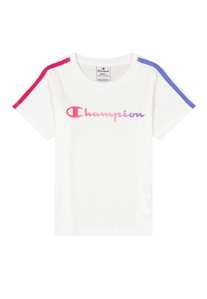 Weißes T-Shirt mit kurzen Ärmeln und "Champion" Logo in Pink-Lila-Verlauf vorne sowie pink-blauen Streifen an den Schultern.
