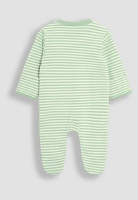 Gestreifter grüner Baby-Overall, langärmlig, aus weichem Stoff, mit hellgrünen und dunkelgrünen horizontalen Streifen, rundem Ausschnitt und geschlossenen Füßen.