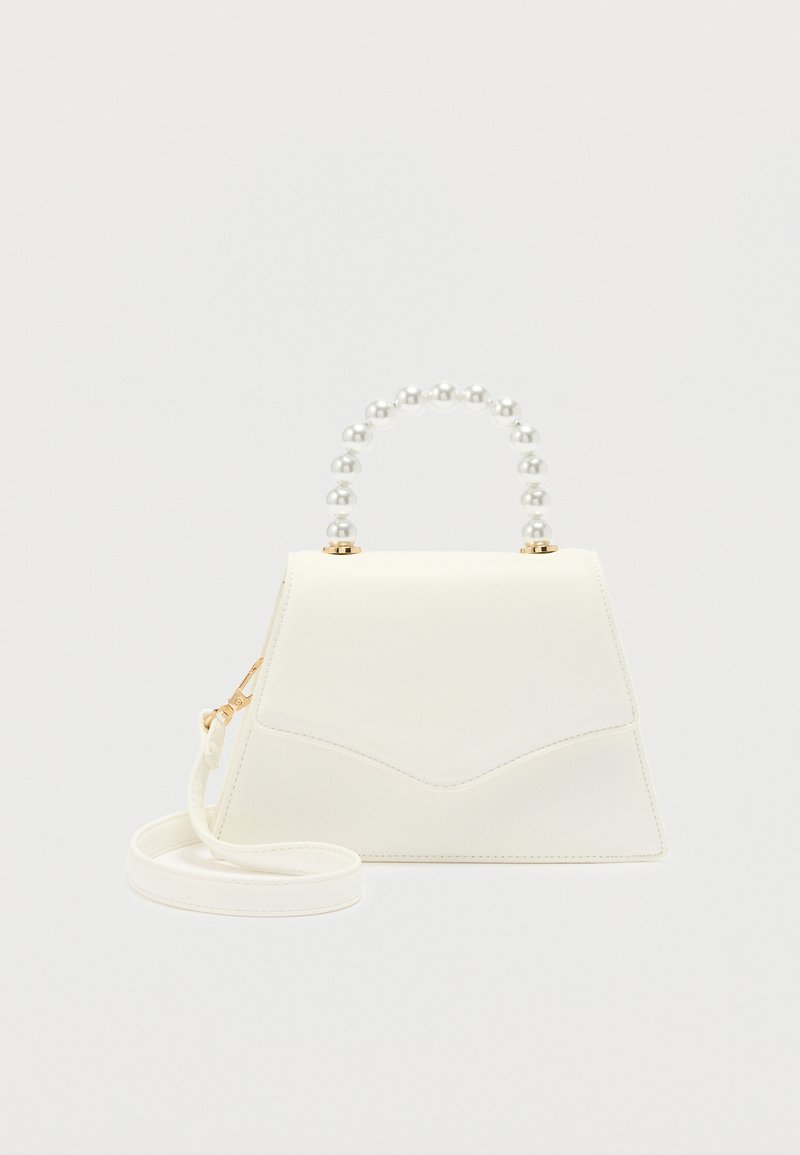 Sac à main trapézoïdal blanc avec une anse en perles et une bandoulière amovible, présenté sur un fond clair uni.