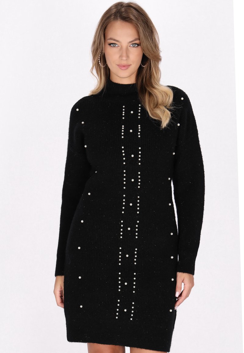 Abito in maglia nera con maniche lunghe, collo alto e una fila centrale verticale di perline decorative bianche. Tessuto testurizzato con una forma aderente.