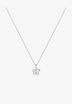 Collar de plata con un colgante floral de cinco pétalos, textura suave y una fina cadena. Diseño simple y elegante.