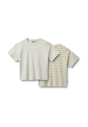 Dwie dziecięce koszulki z krótkim rękawem, jedna w jednolitym jasnoszarym kolorze z prążkowaniem, druga beżowa z cienkimi niebieskimi i pomarańczowymi paskami.