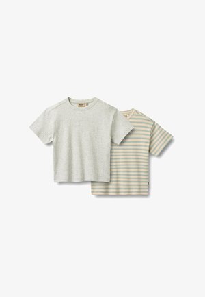 Deux t-shirts pour enfants à manches courtes, l'un gris clair uni avec côtes, l'autre beige avec de fines rayures bleues et orange.