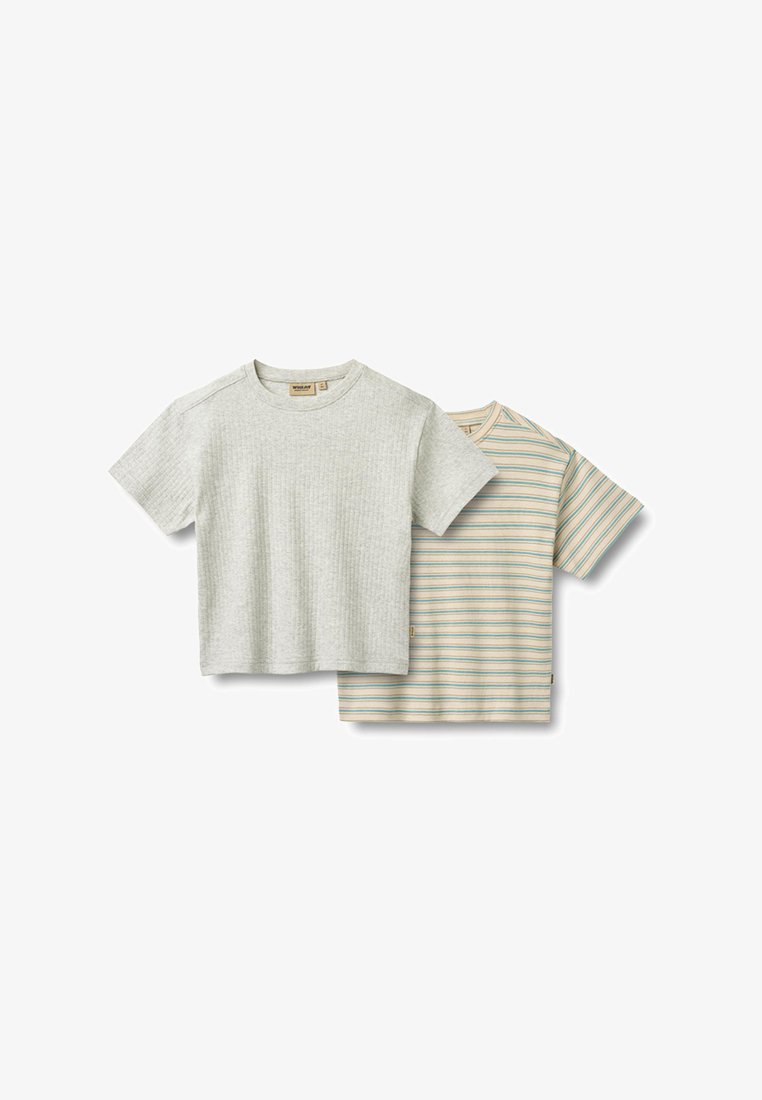 Dos camisetas de manga corta para niños, una gris claro lisa con canalé y otra beige con finas rayas azules y naranjas.