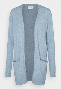 Cardigan bleu clair à ouverture devant, en maille, avec manches longues et deux poches avant, fabriqué en tissu doux et texturé.