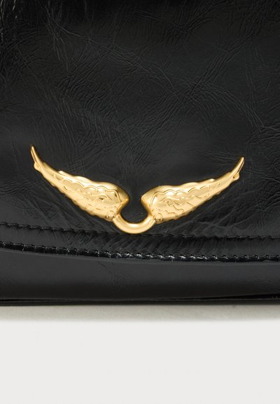 Borsa in pelle nera texturizzata con un accento dorato a forma di ali al centro, con cuciture visibili lungo i bordi.