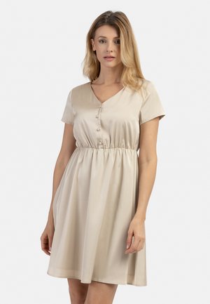 Lyse beige satin kjole med korte ærmer, V-hals, knapdetaljer og elastisk talje for en afslappet pasform. Glat tekstur og knælang kant.