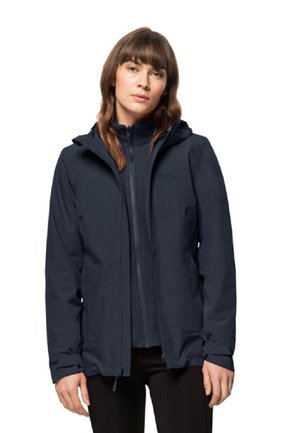 Giacca impermeabile blu marina con zip frontale, cappuccio regolabile e polsini aderenti; presenta un tessuto liscio e un logo del marchio discreto.