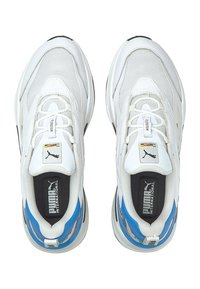 Białe buty sportowe z siateczkową i syntetyczną cholewką, wyróżniające się niebieskimi akcentami, wyściełanym kołnierzem oraz czarną podeszwą. Detale logo na języku i bokach.