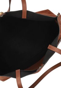 Borsa a mano in pelle marrone con tracolle color cuoio, dotata di un interno in tessuto nero e un design minimalista. L'interno è spazioso senza tasche visibili.