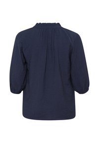 Marineblaue, leichte Bluse mit strukturiertem Stoff, langen puffärmeligen Ärmeln und einem Rüschen-Ausschnitt. Die Rückansicht zeigt eine weiche, lockere Passform.