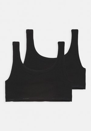 Dwie czarne krótkie topy na ramiączkach wykonane z miękkiej bawełny. Mają szerokie ramiączka, zaokrąglone dekolty oraz prosty design. Każdy z nich ma znak firmowy na dolnym brzegu.