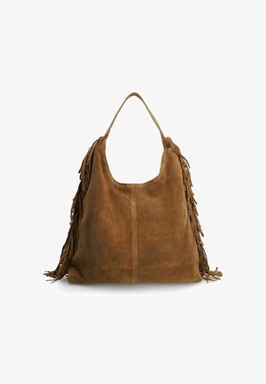 Bruine suède hobo tas met een gladde oppervlakte en lange franjes aan de zijkanten. Voorzien van een enkele schouderriem voor het vervoeren.