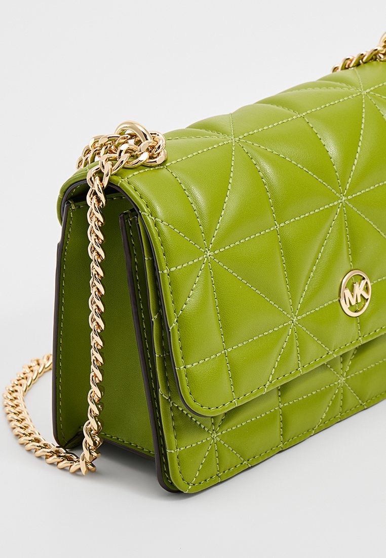 Groene gewatteerde leren schoudertas met gouden kettingriem en logo-detail, met geometrische stiknaad en klep sluiting.