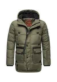 Jachetă puf verde cu glugă, dotată cu buzunare cu fermoar și clapetă, textură matlasată, și un eticheta cu logo portocalie pe piept.