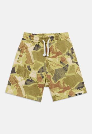 Vyriški šortai su geltonu, rudu ir juodu abstrakčios kamufliažo rašto, elastinga liemens juosta, baltais raišteliais ir šoninėmis kišenėmis.