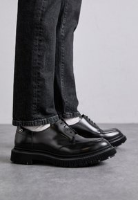 TYPE 134 UNISEX - Snörskor - black