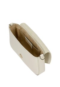 Beige leren schoudertas met een zachte suede flap, gouden hardware en een hoofdcompartiment met een gewatteerde binnenkant en een creditcardvak.