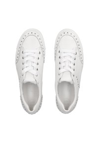 Sneakers bianchi in pelle con punta arrotondata, caratterizzati da borchie argentate lungo i bordi, chiusura con lacci e suole interne imbottite per il comfort.