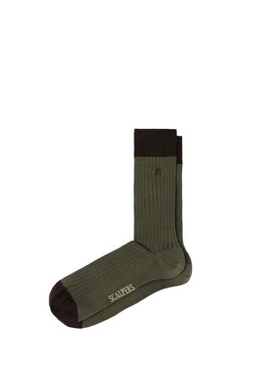 Par de calcetines verde oliva con canalé, con punta y puño marrón oscuro, con el texto "Scalpers" en la suela.