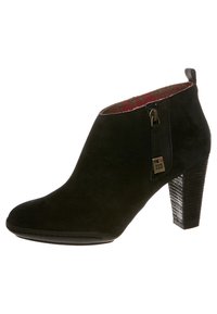 Czarny zamszowy botek do kostki z teksturowanym wysokim obcasem, bocznym zamkiem i podszewką w czerwono-brązową kratę. Gładki, zaokrąglony nosek.