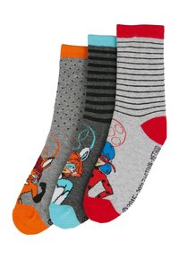 Tres pares de calcetines: grises con rayas negras y acentos rojos, grises con lunares y grises con diseños de dibujos animados que presentan colores vibrantes.
