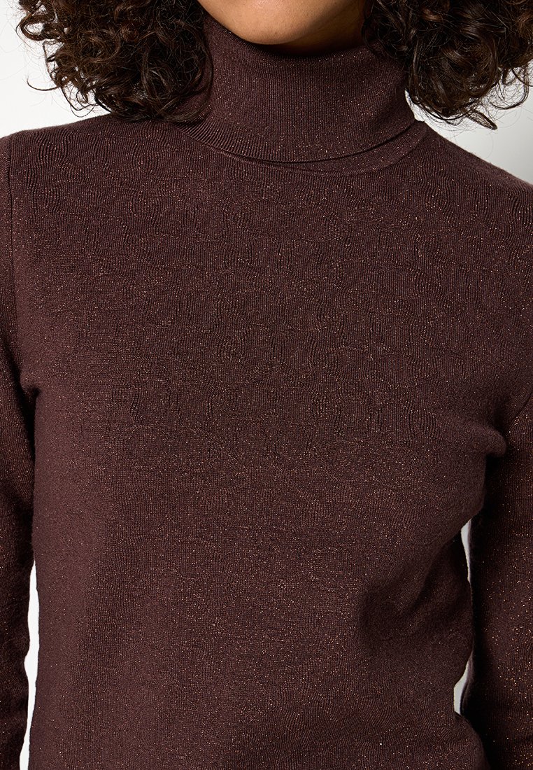 Bruine coltrui met een gestructureerd breipatroon, voorzien van subtiele metalen draden voor extra glans. Zachte stof met een aansluitend ontwerp.