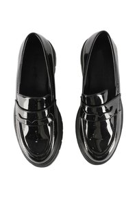 Mocassini in vernice nera con una superficie liscia, caratterizzati da una punta arrotondata, doppia cintura decorativa e suola in gomma spessa.