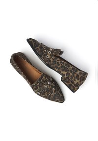 Braune Ballerinas mit Leopardenmuster, spitzem Zeh, dekorativem Beschlag und Riemendetail. Aus strukturiertem Stoff mit niedrigem Absatz gefertigt.
