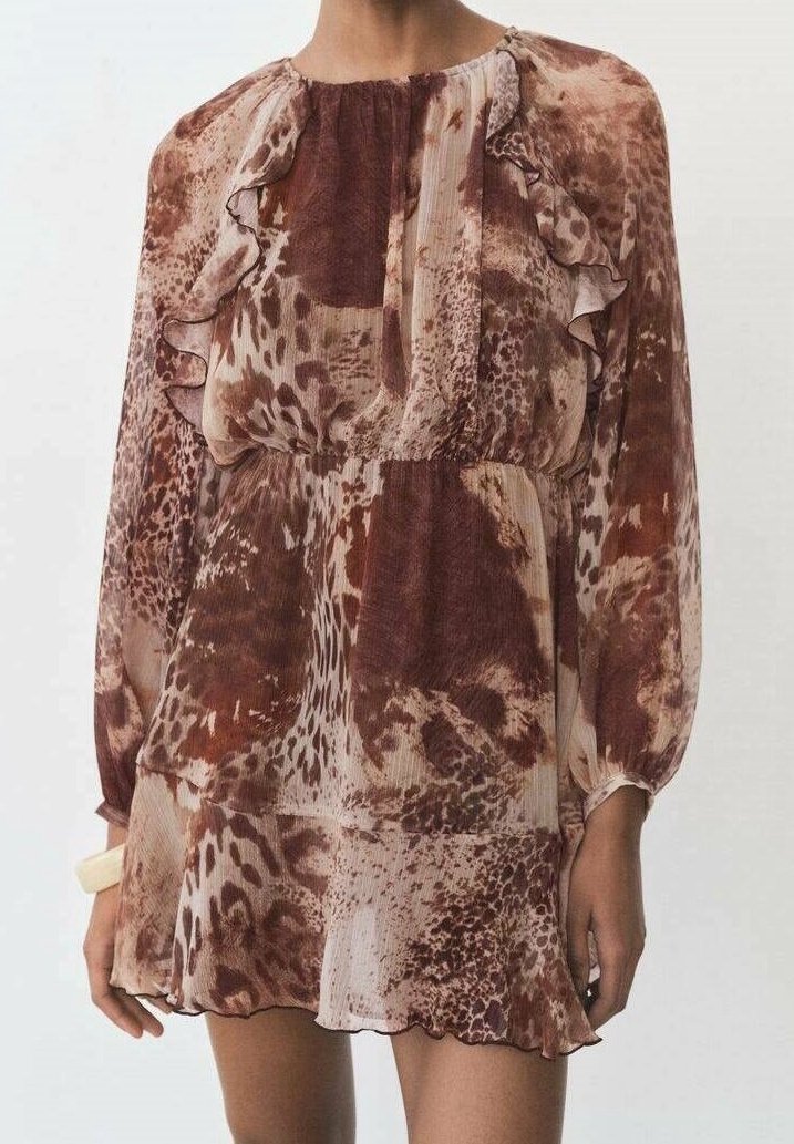 Robe animal print marron et crème avec des manches longues, un buste plissé, un col à volants et une jupe évasée. Tissu léger et texturé.