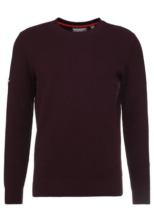 Pull tricoté bordeaux foncé à col rond avec manches longues et texture subtile, étiquette Superdry Company à l'intérieur du col.